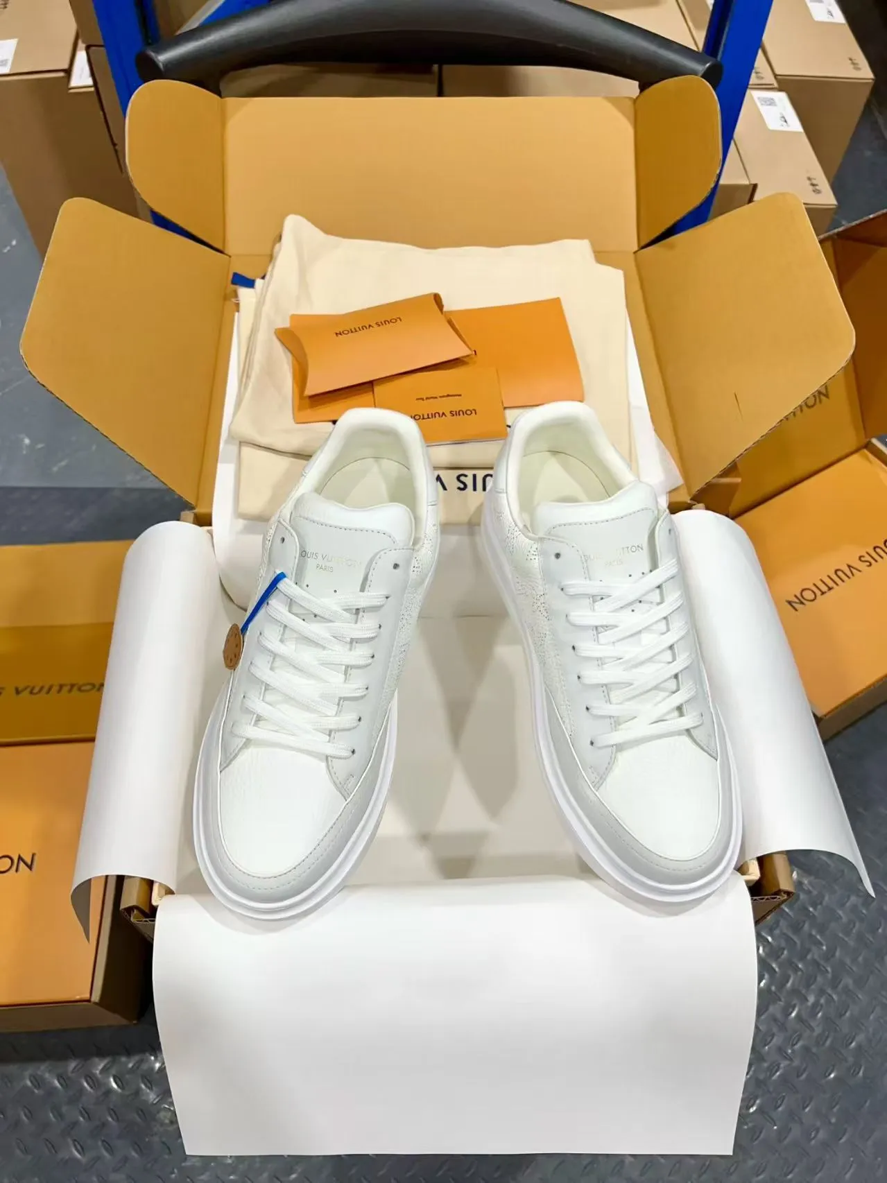 👟👟Ex-factory price 640👟👟 Vuitton Louis Vuitton Beⅴerly Hⅰll men's casual sports shoes white shoes —————————— Good looks and handsome feet, every color is huge and beautiful! A must-have item for fashionistas 🛍 Original custom-made embossed grained calfskin (not superfiber leather on the market, everyone needs to distinguish it!) symmetrical old pattern washed denim; all accessories and accessories are customized according to the original 1:1. Even the color matching of the shoelaces is customized 1:1. Original identical private model TPU outsole. Many clever little designs must have the original version to see that they are well done. The quality lies in the details! The original consistent chip tag can be directly entered into the LV official website 😏 Purchasing agent for ceiling level. Full set of Jingmei aircraft box packaging. Please look for our quality‼ ️ Please pay attention to distinguish the currency materials on the market! Code number: 37-45